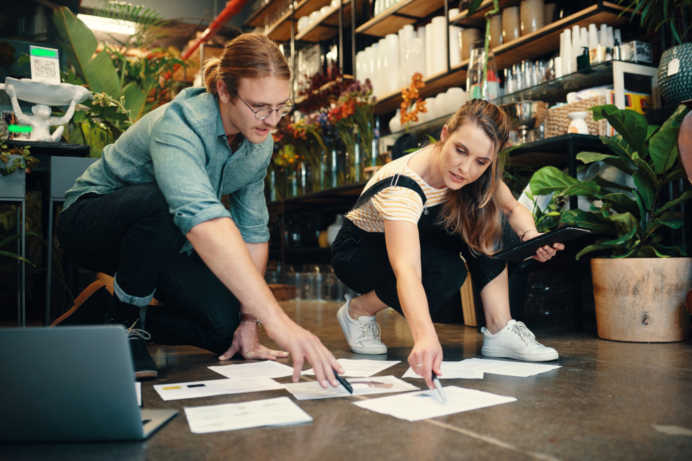 Kleines Team bei der Arbeit im Büro